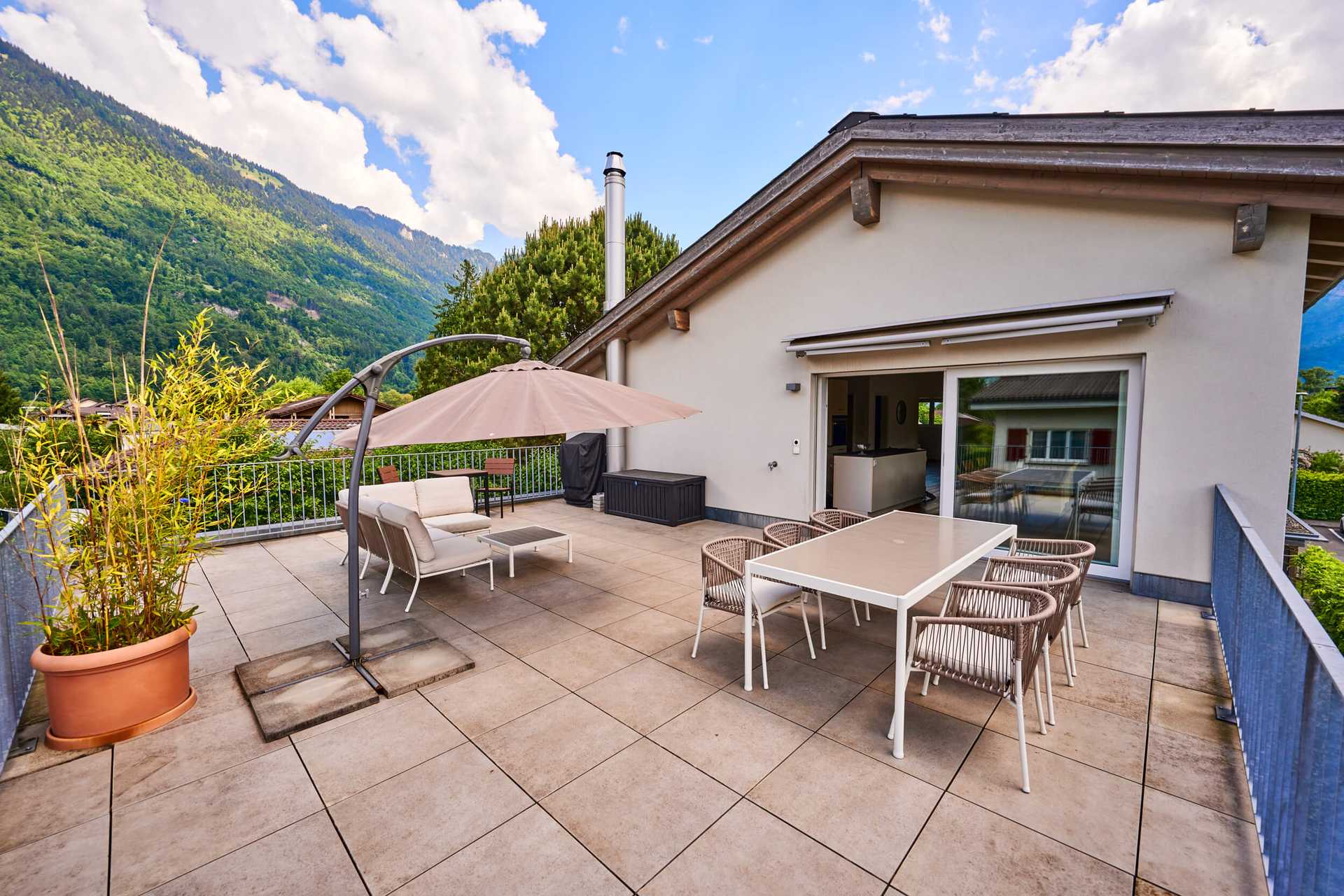 Terrace Vista, luxury apartment in Interlaken large outdoor terrace