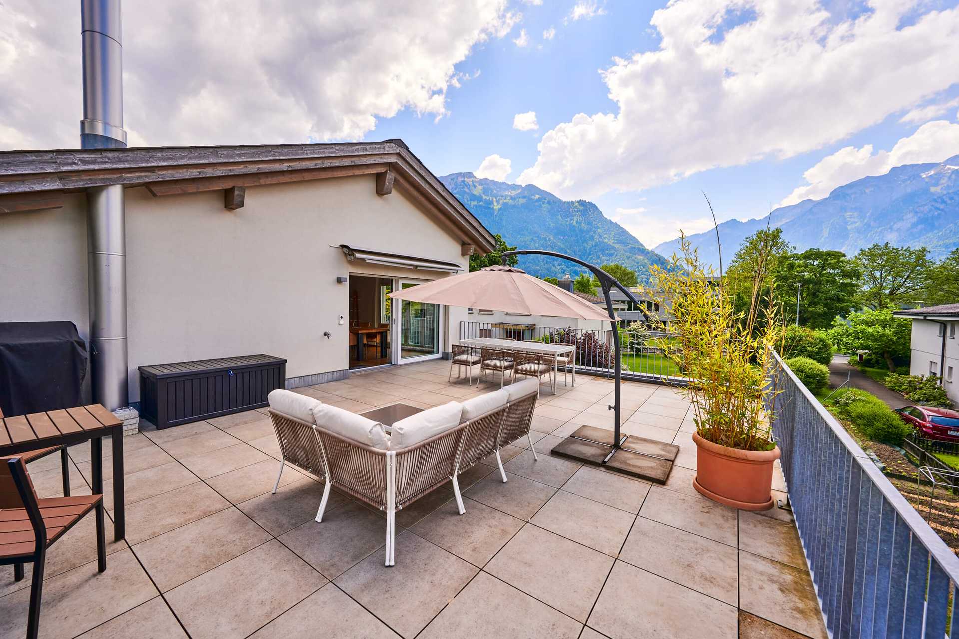 Terrace Vista, luxury apartment in Interlaken sunny terrace with views